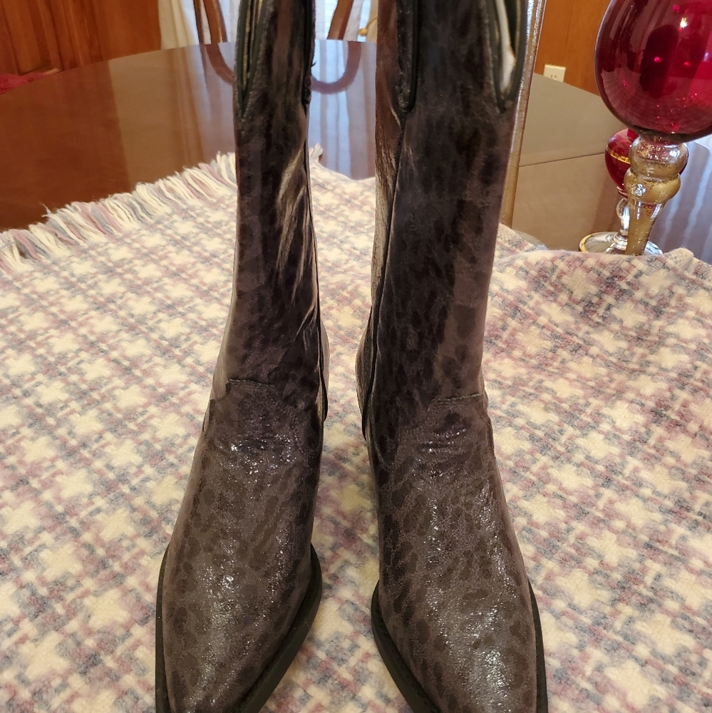NWOT BOOTS Sz 8 Shiney Grey w/Dk Grey Leopard Print.  Nomads.  Never Tried On.